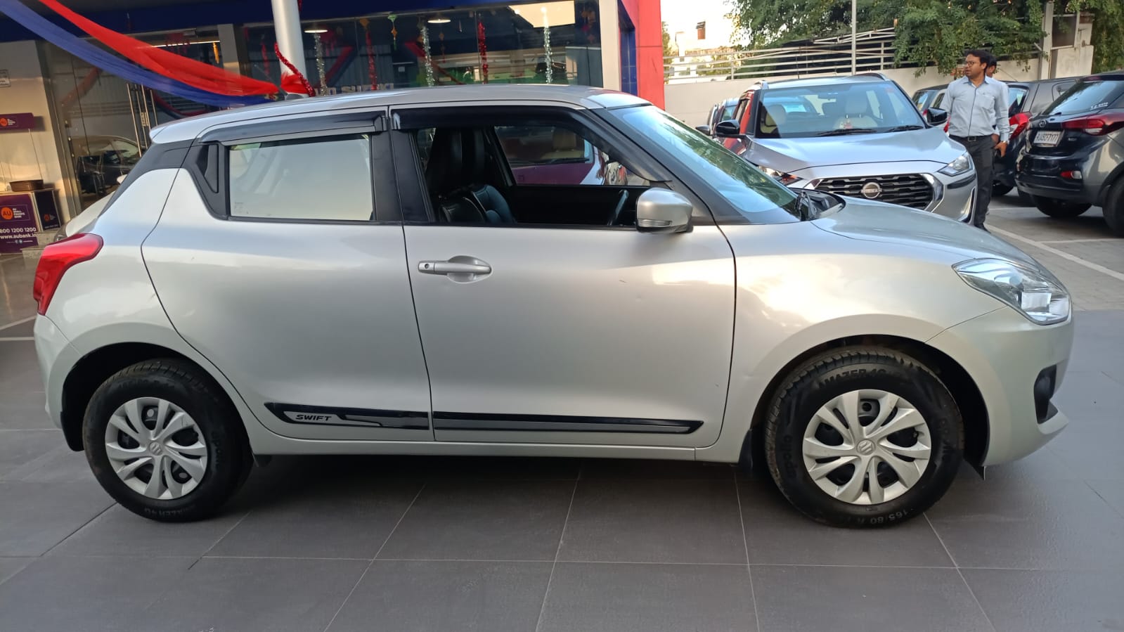 Maruti Suzuki Swift Vxi Amt- Silver