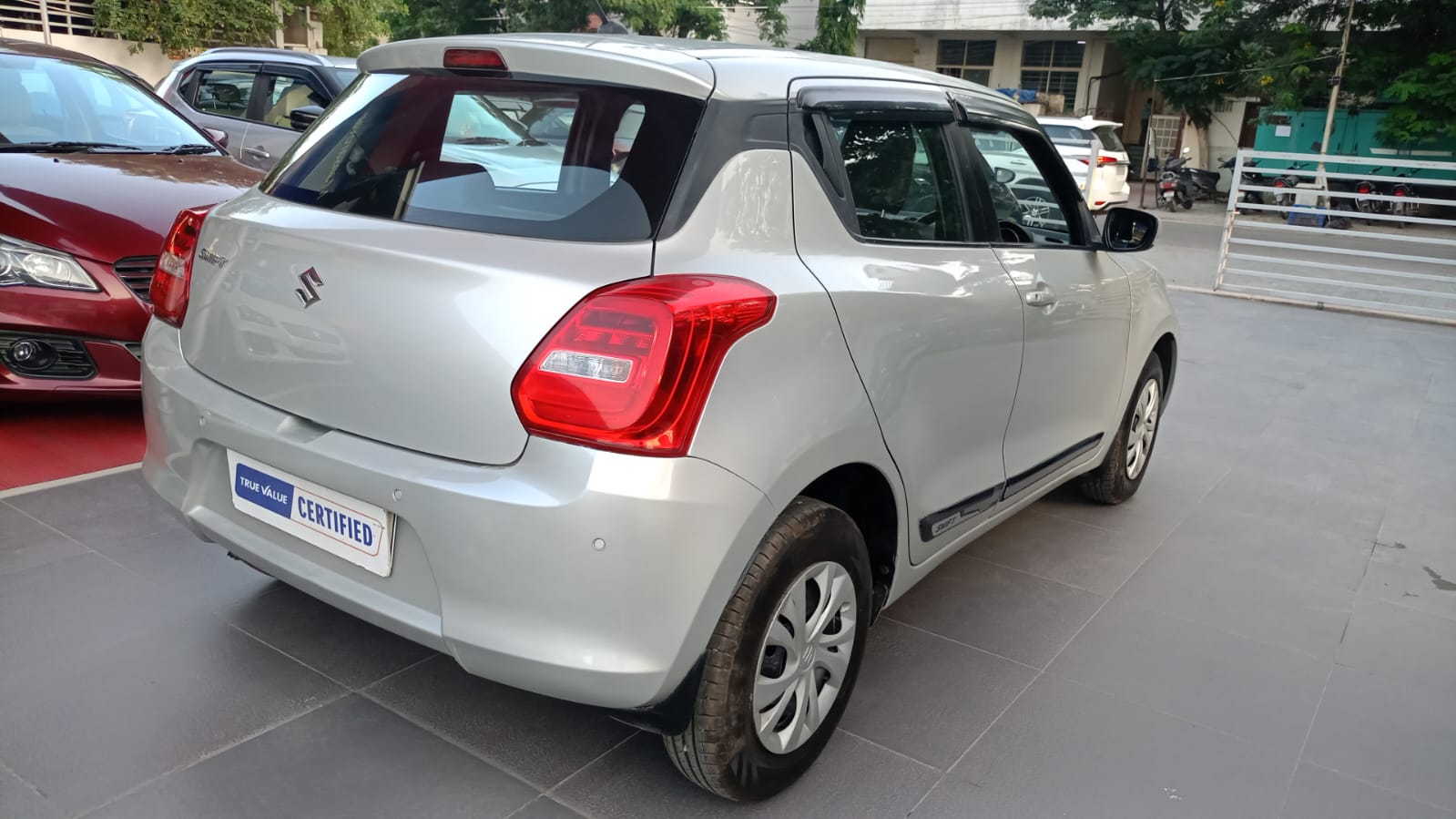 Maruti Suzuki Swift Vxi Amt- Silver