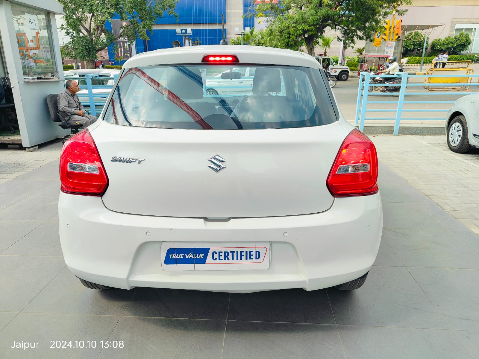 Maruti Suzuki Swift Vxi Ags- White