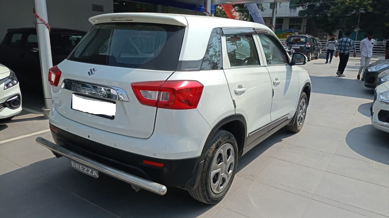 Maruti Suzuki Brezza Lxi- White