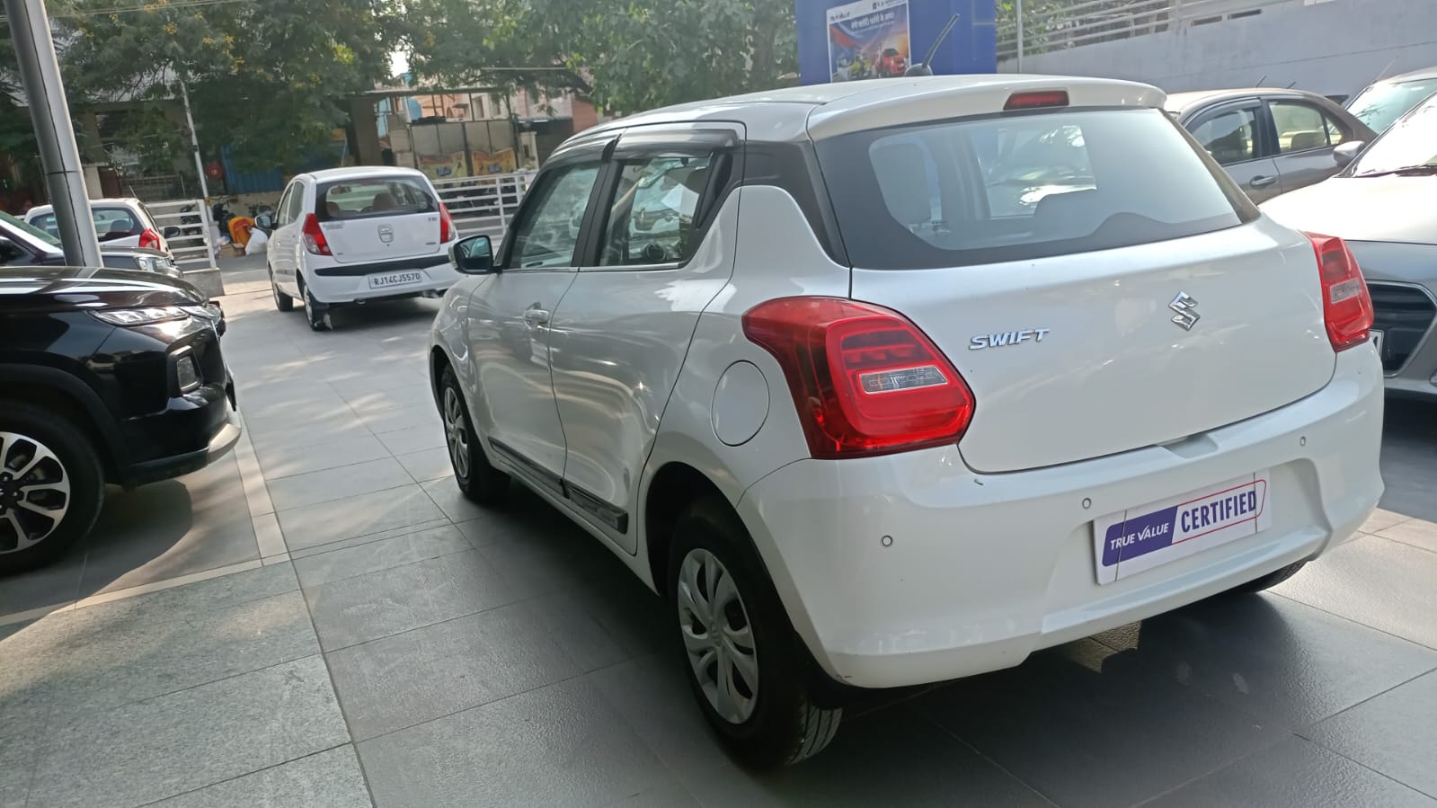 Maruti Suzuki Swift Vxi - White