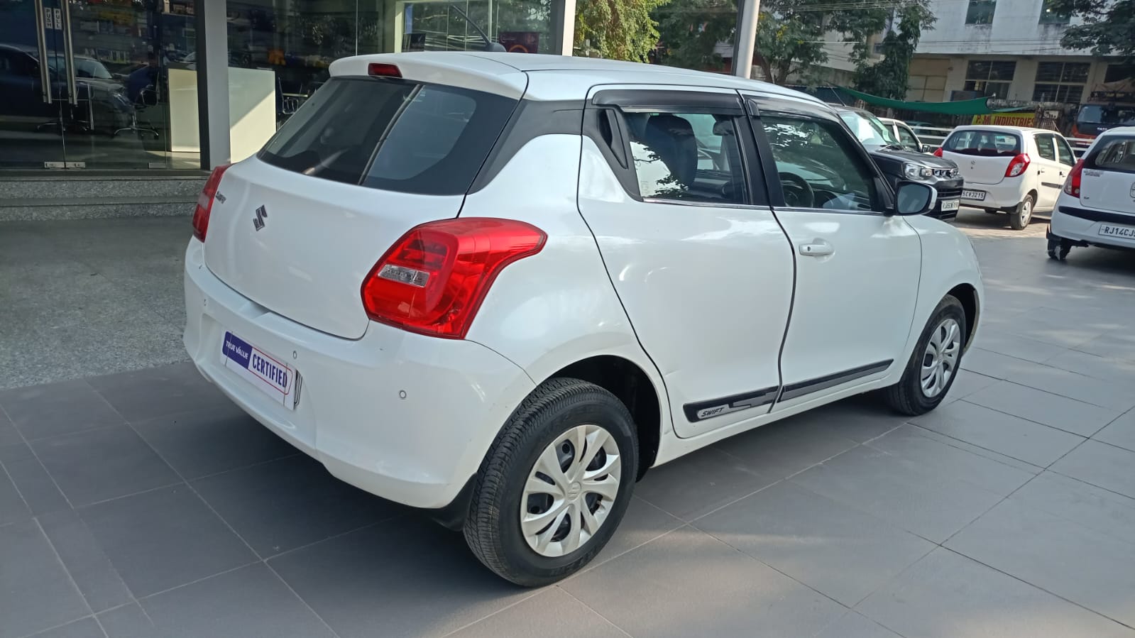 Maruti Suzuki Swift Vxi - White