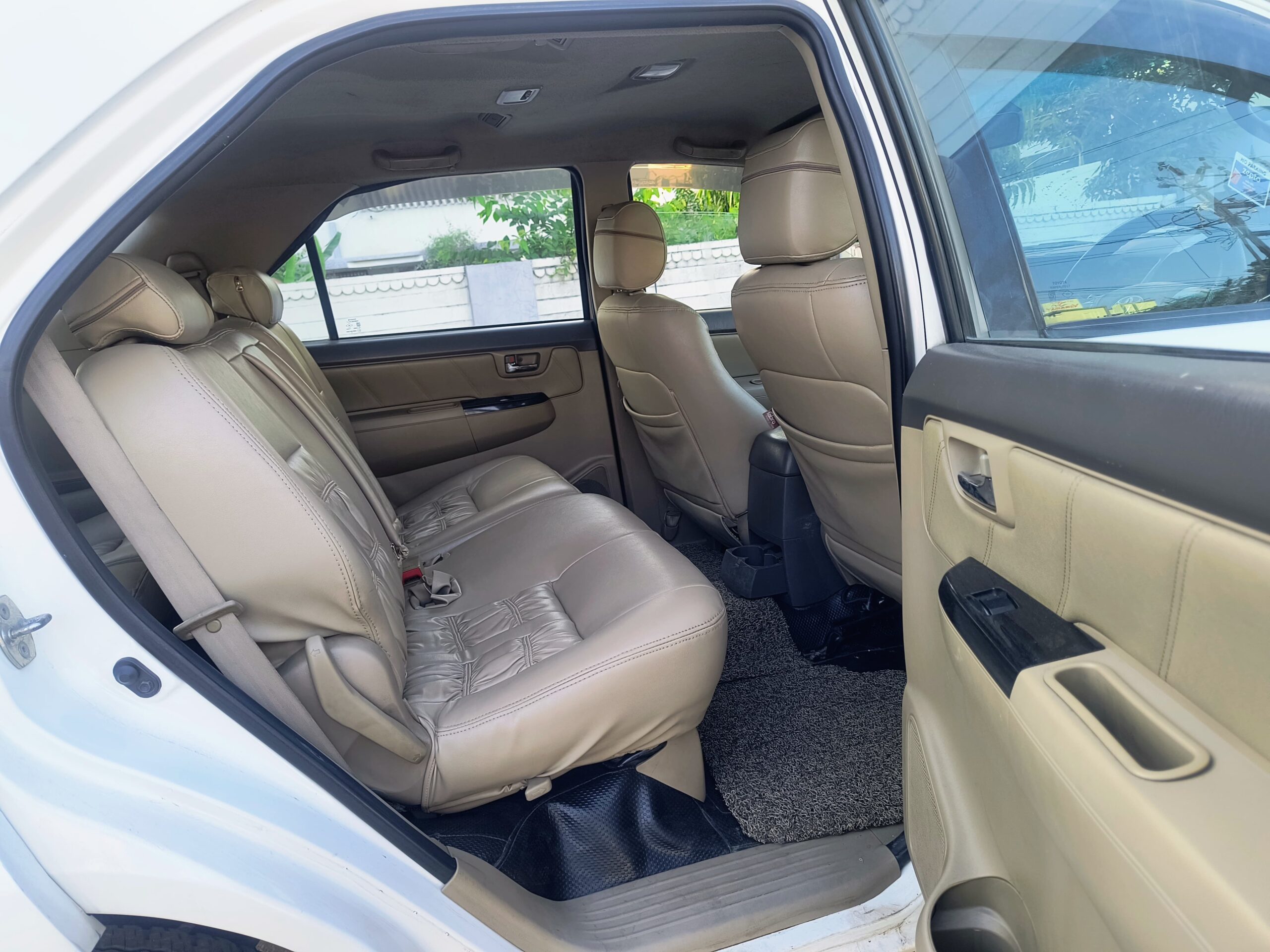 Toyota Fortuner 3.0 – White