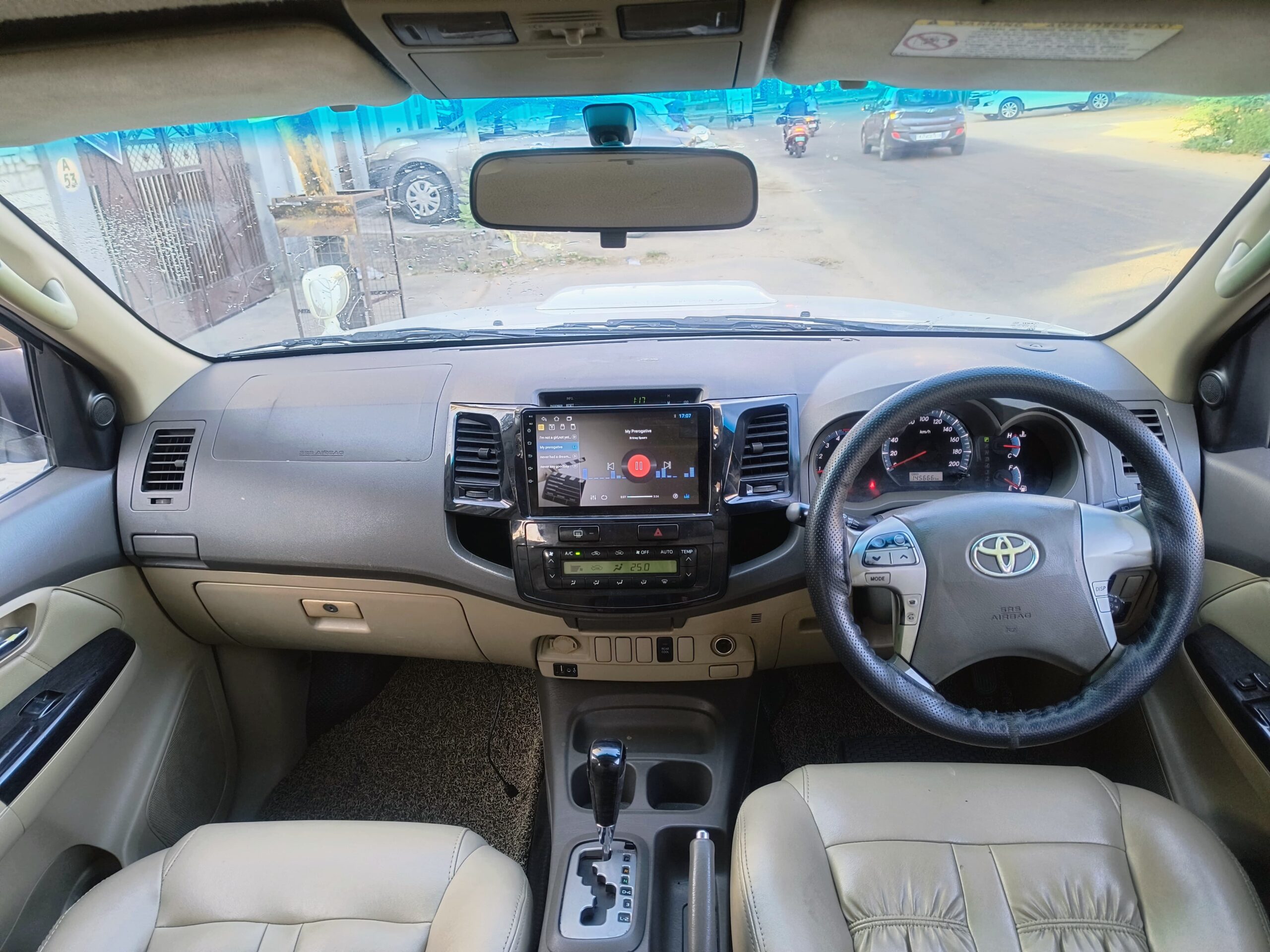 Toyota Fortuner 3.0 – White