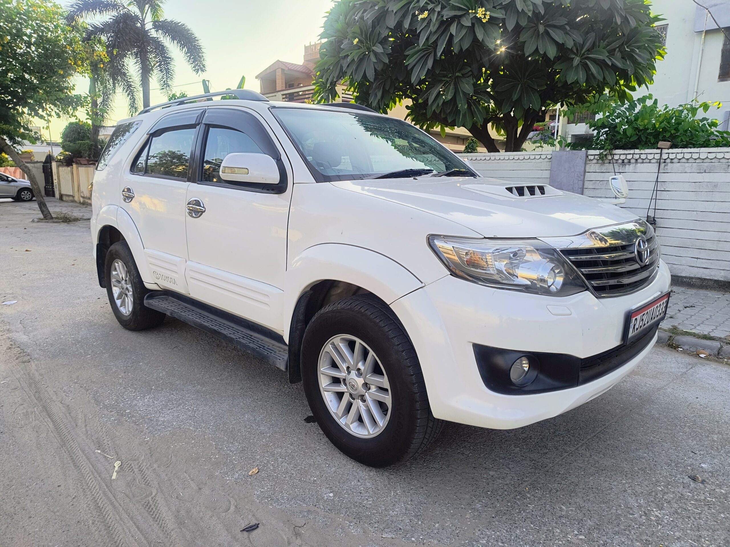 Toyota Fortuner 3.0 – White