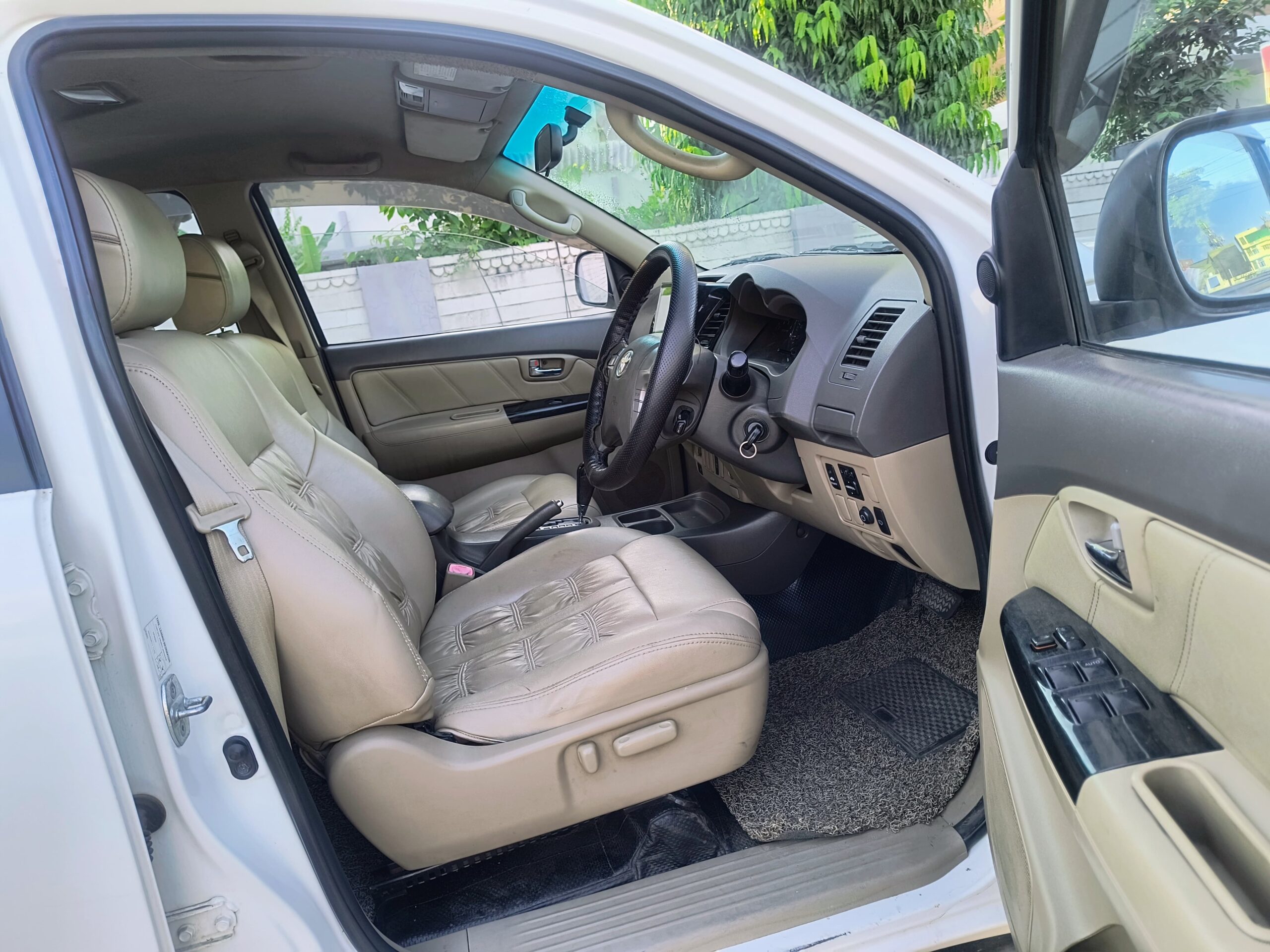 Toyota Fortuner 3.0 – White