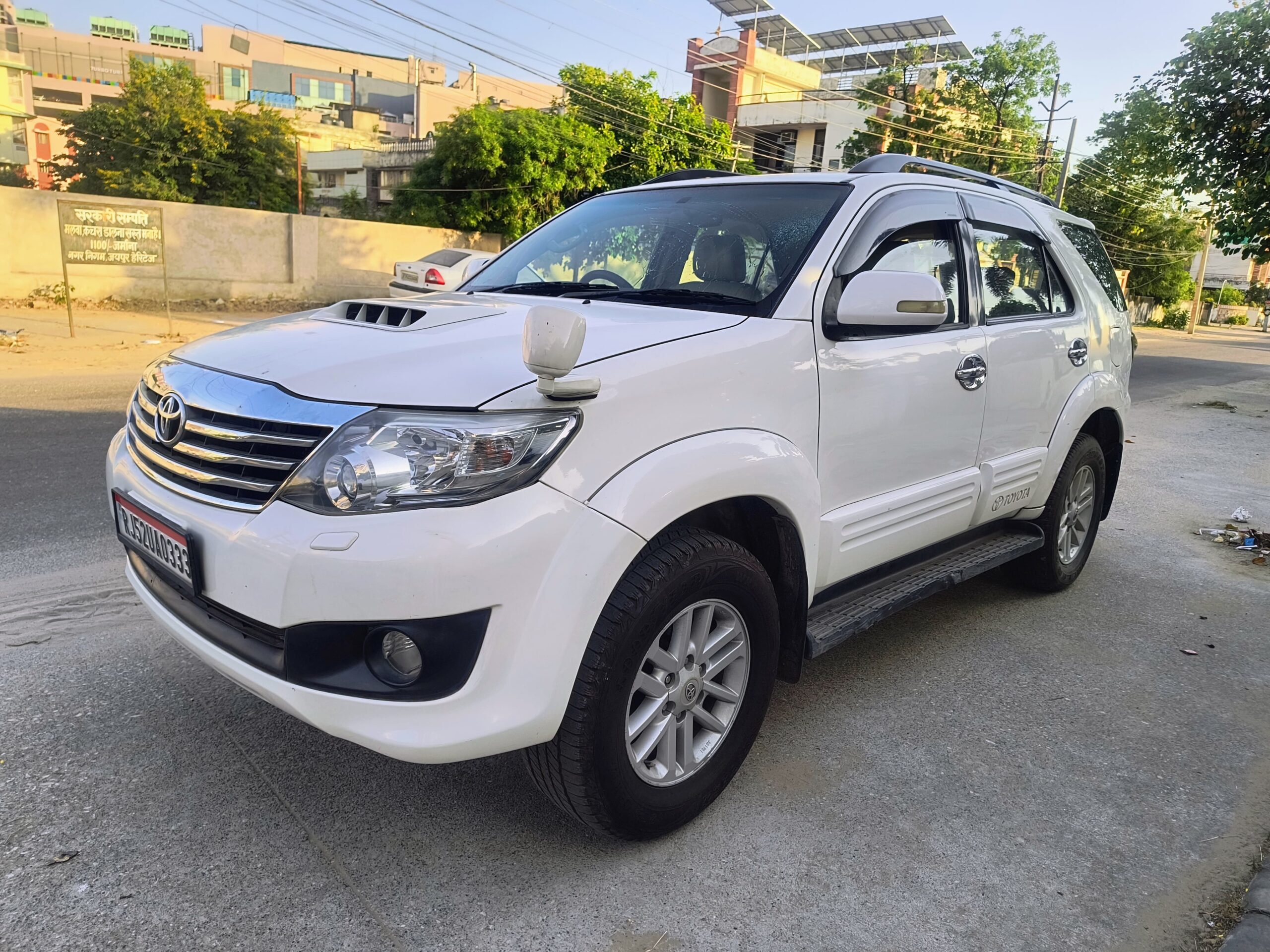 Toyota Fortuner 3.0 – White