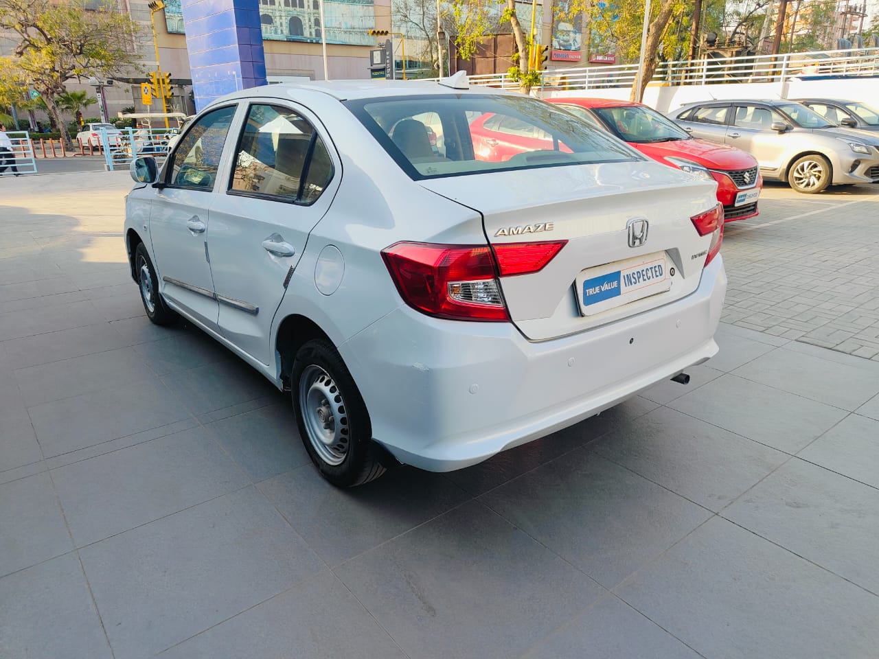 Honda Amaze 1.2 E MT- White