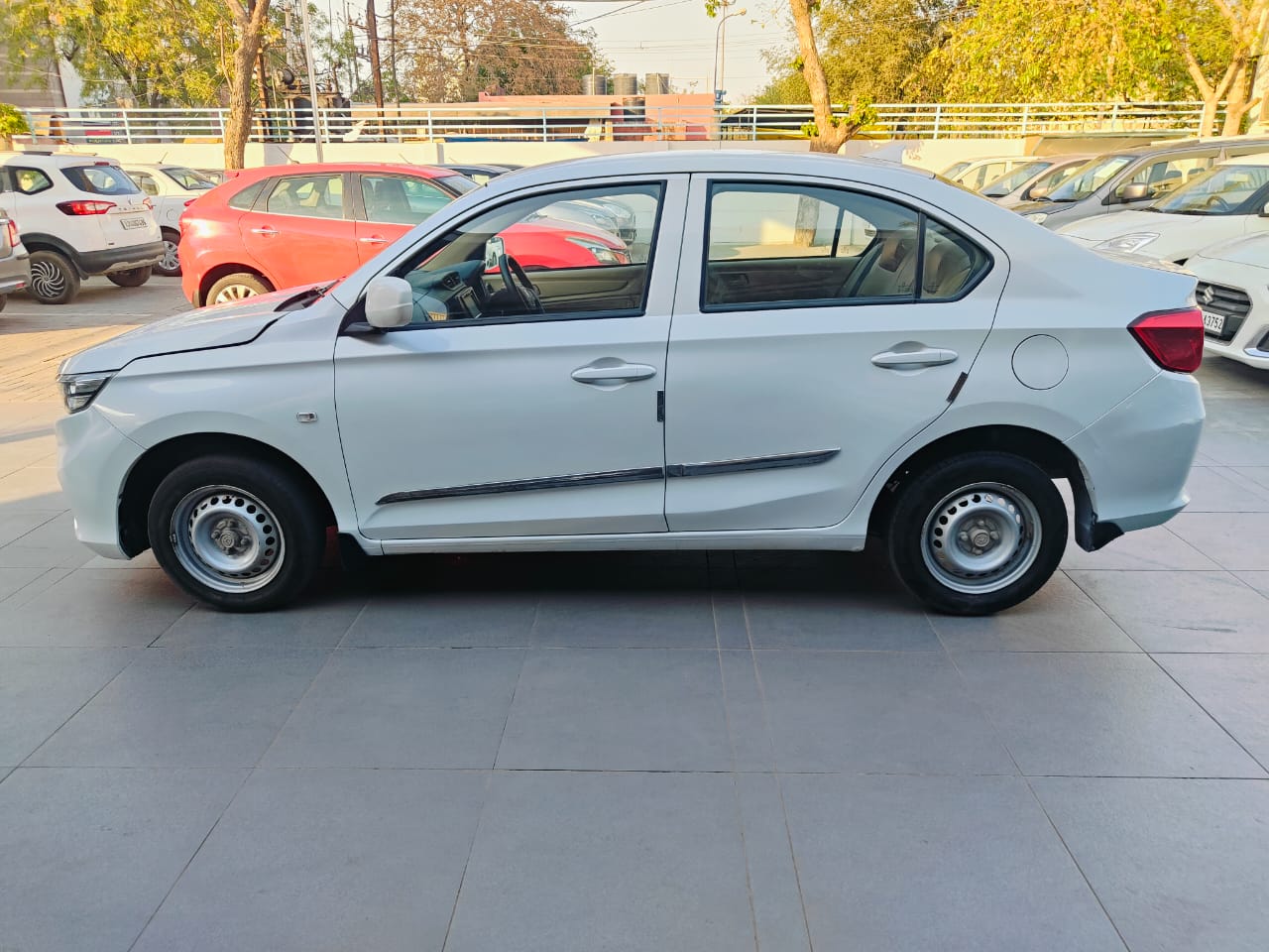 Honda Amaze 1.2 E MT- White
