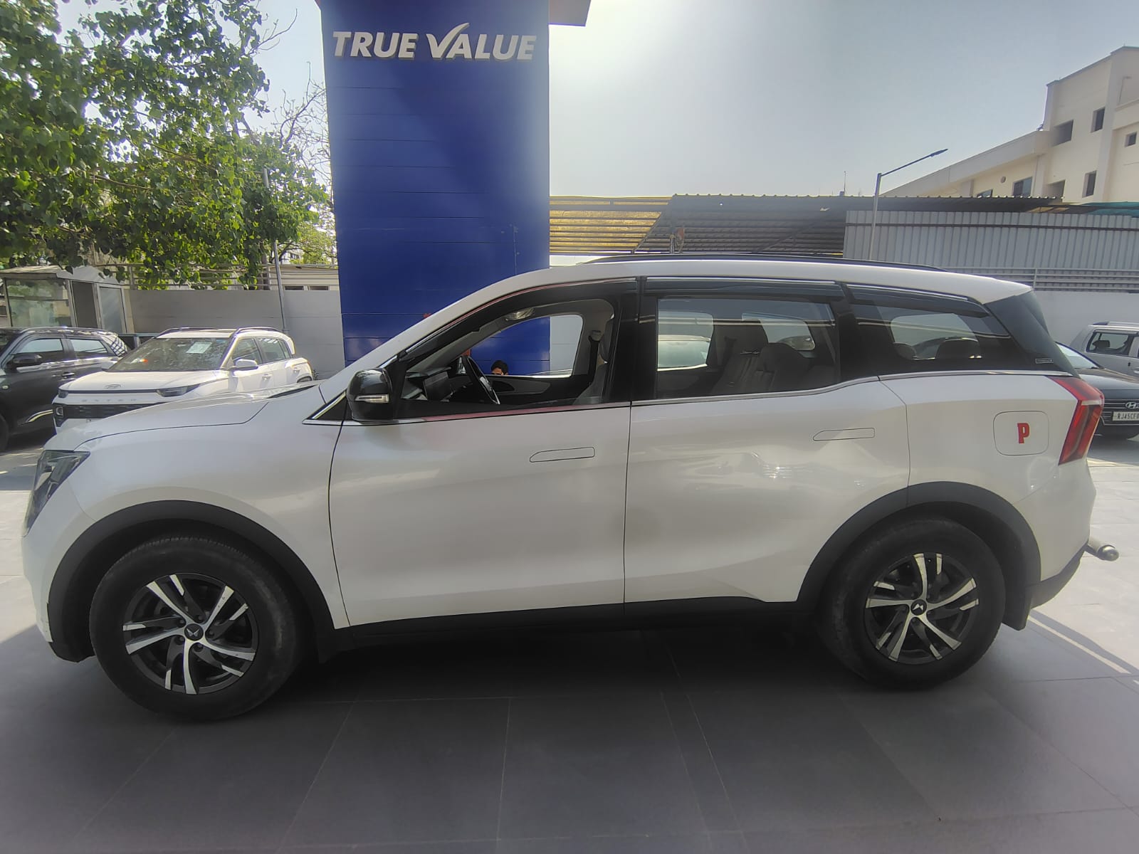 Mahindra XUV 700 AX5