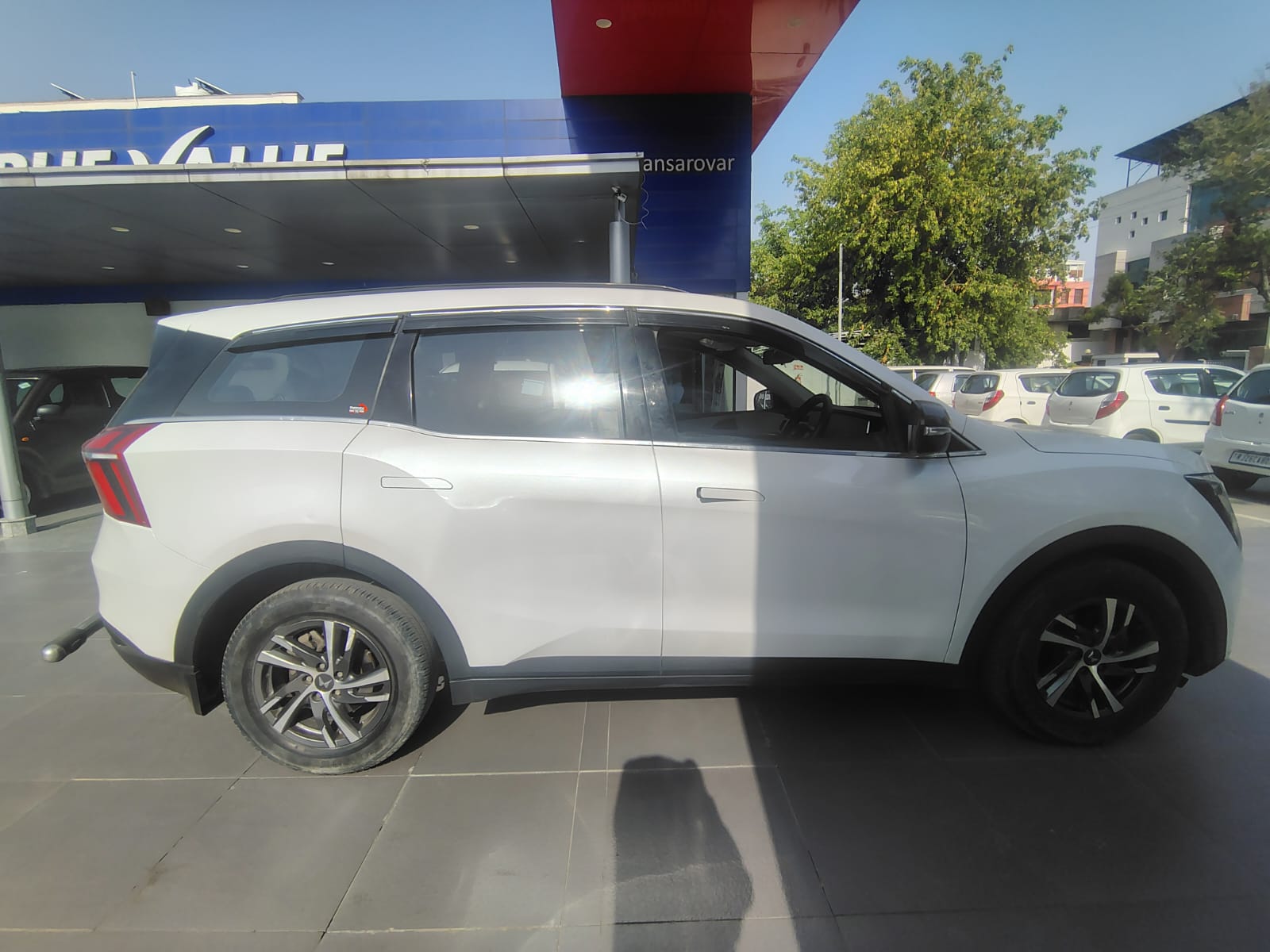 Mahindra XUV 700 AX5
