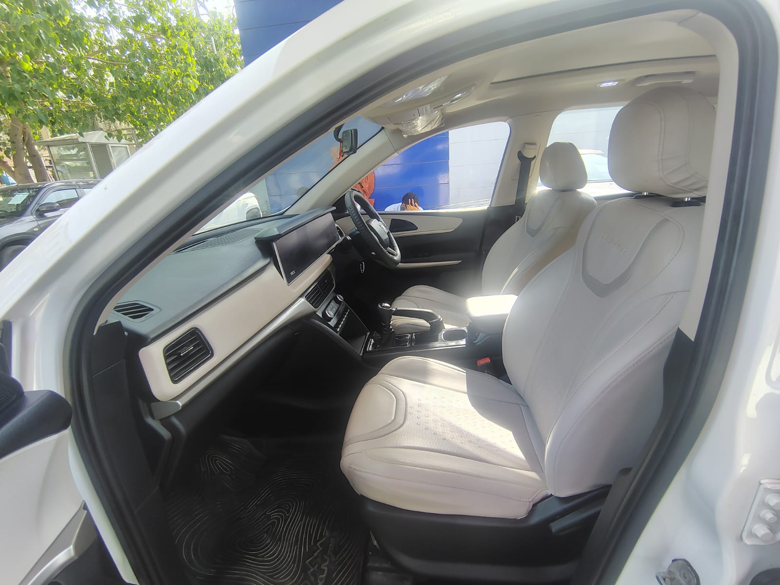 Mahindra XUV 700 AX5