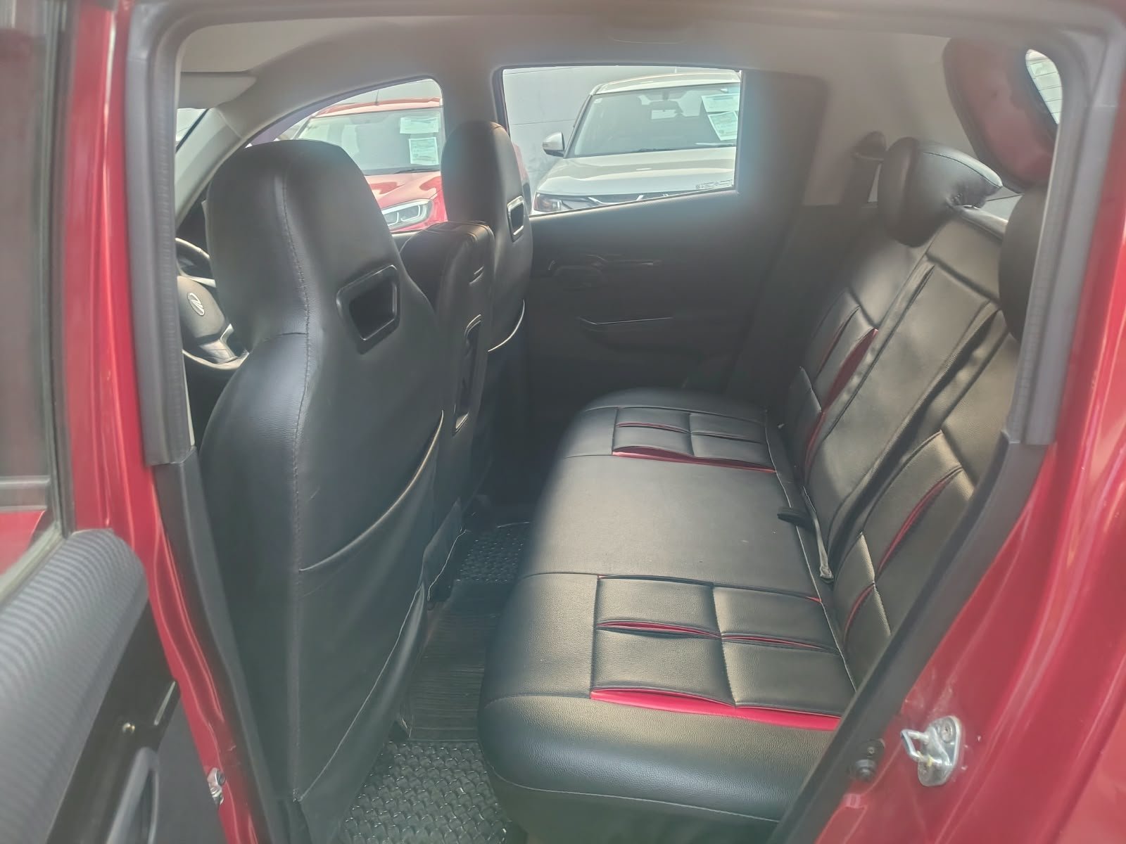 Mahindra KUV NXT K8
