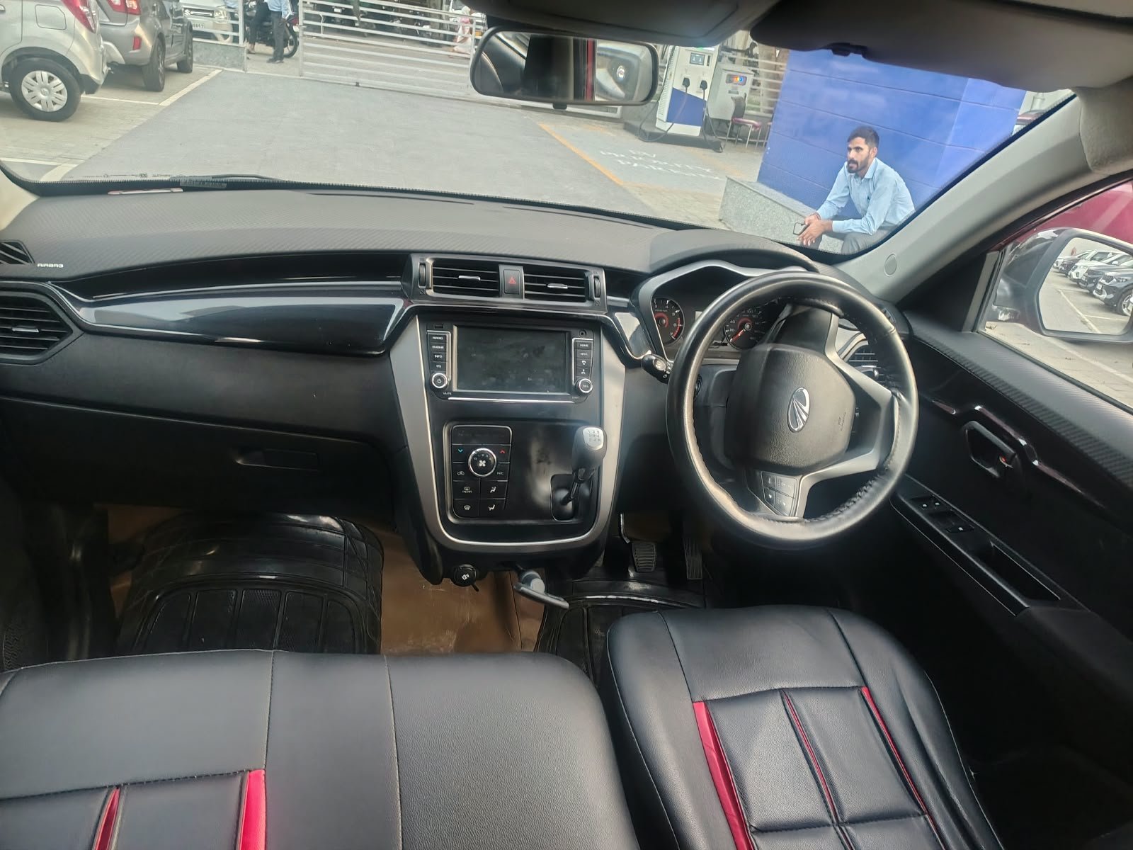 Mahindra KUV NXT K8