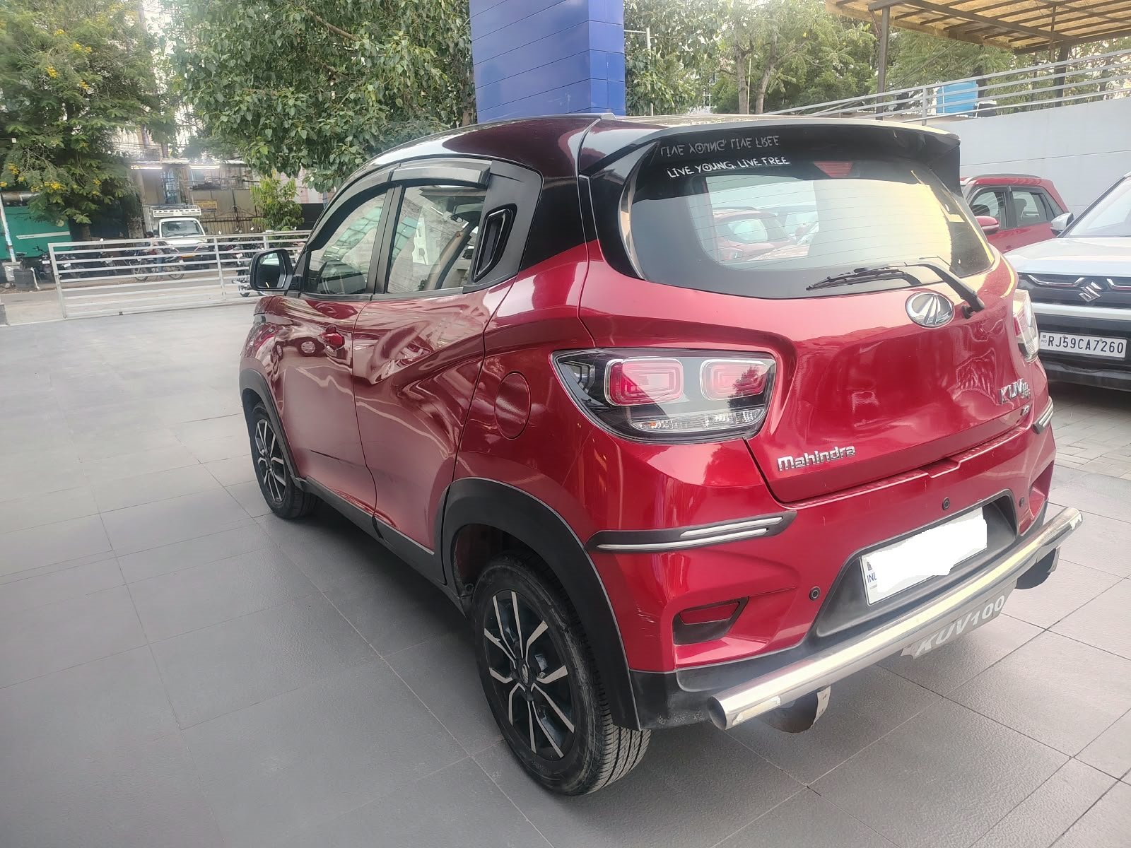 Mahindra KUV NXT K8