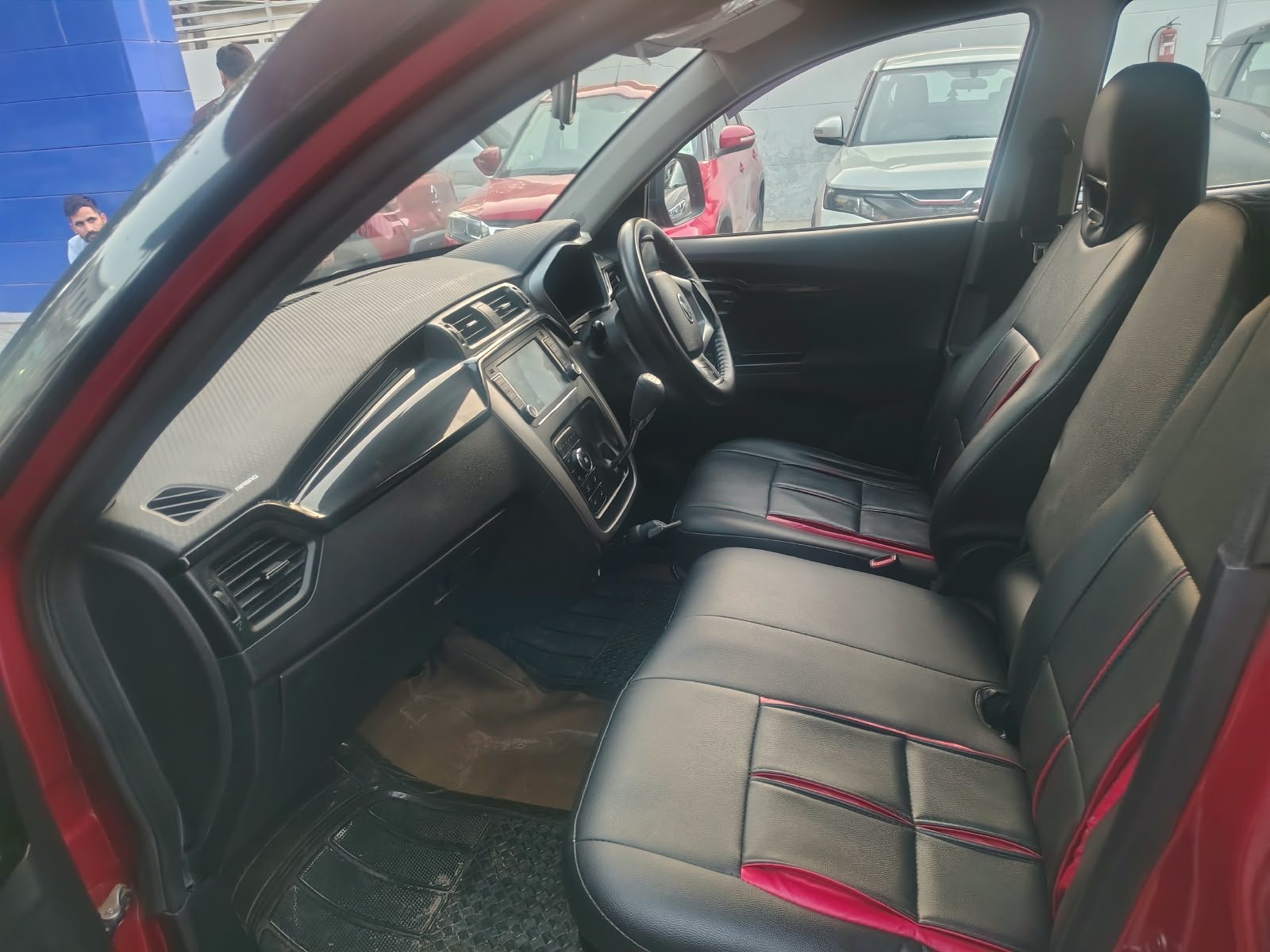 Mahindra KUV NXT K8
