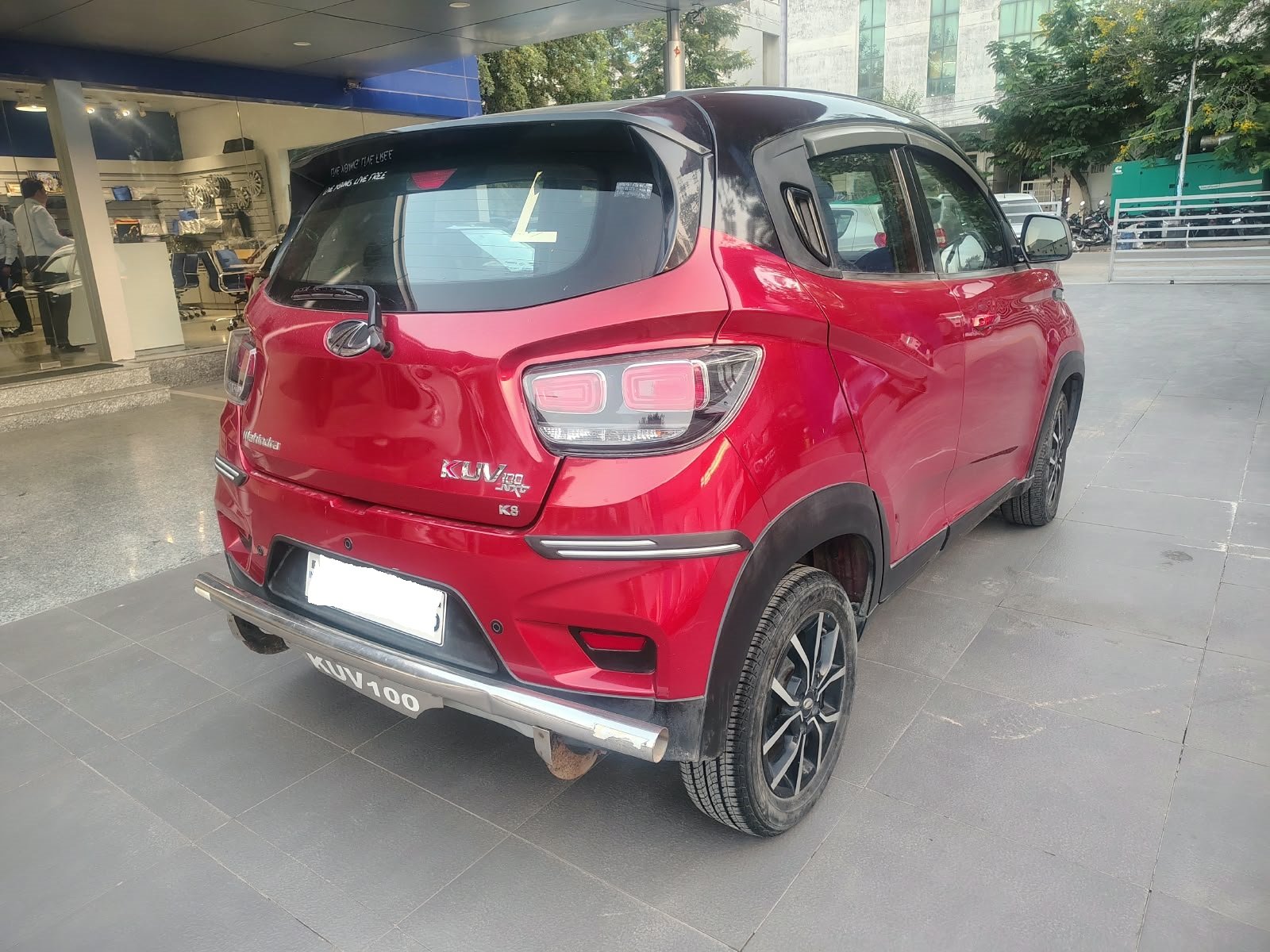 Mahindra KUV NXT K8