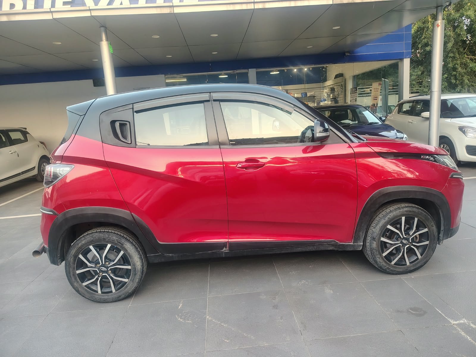 Mahindra KUV NXT K8
