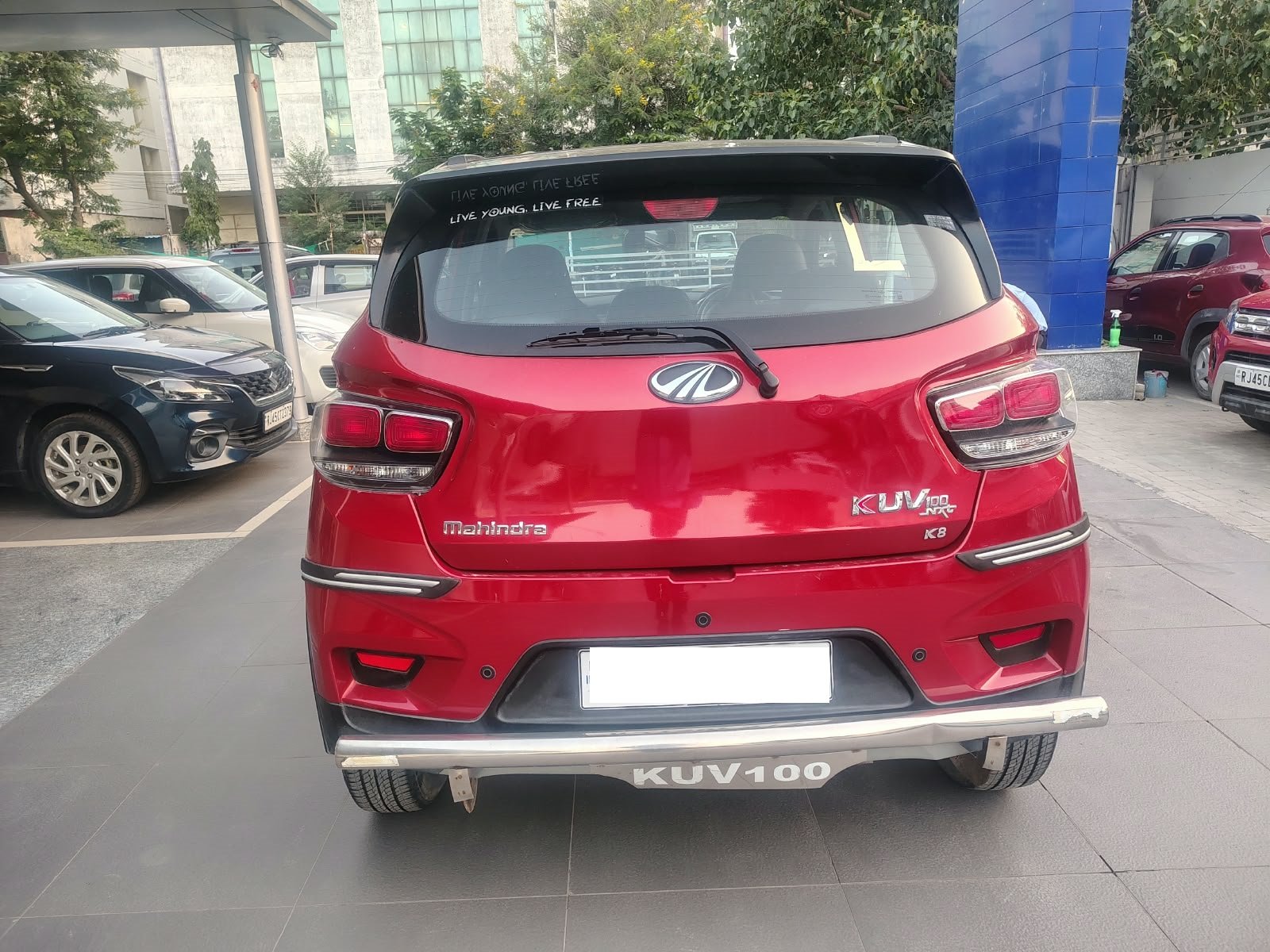 Mahindra KUV NXT K8